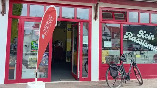 Das Bild zeigt den Eingang zum Terre des Hommes-Markt in der Brückenstr. 5 in Achim