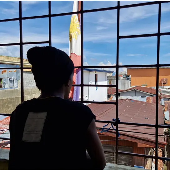 Matikas*, de 16 años, observa su vecindario en Davao.