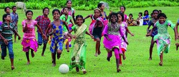 Indien: Kinder verschiedener Religionen spielen zusammen Fußball