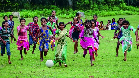 Indien: Kinder verschiedener Religionen spielen zusammen Fußball