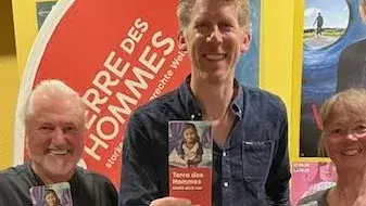 Das Bild zeigt den TDH-Botschafter Christian Schulte-Loh und Aktive der Terre des Hommes-Gruppe München