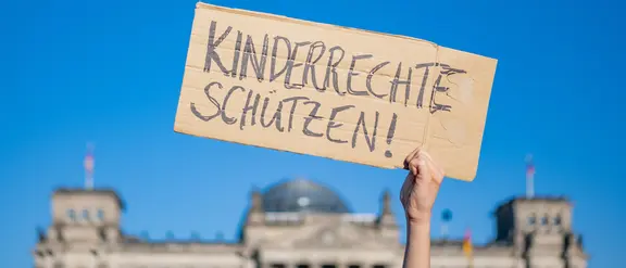 Un cartel que dice "Protejamos los derechos de los niños"