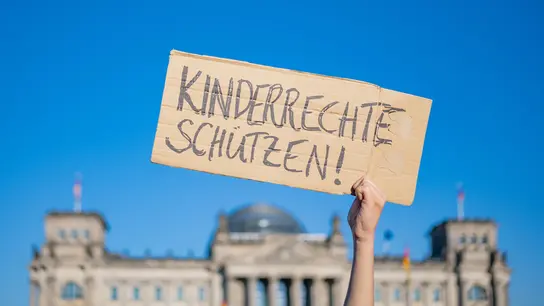 Ein Schild mit der Aufschrift "Kinderrechte schützen"