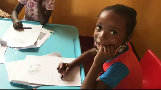 Mosambik: Ein Mädchen lernt in der Schule.