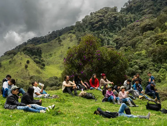 El municipio de Cajamarca se conoce como la despensa de Colombia debido a sus suelos fértiles: en los talleres de Cosajuca, los niños y adolescentes aprenden a comprender y proteger el ecosistema único.