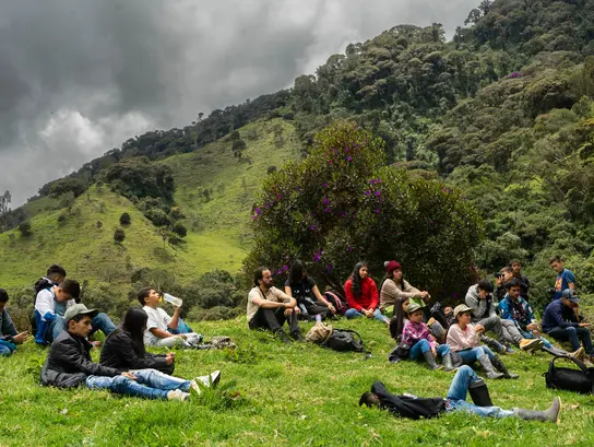 Die Gemeinde Cajamarca ist wegen ihrer fruchtbaren Böden als Speisekammer Kolumbiens bekannt: In den Workshops von COSAJUCA lernen Kinder und Jugendliche das einzigartige Ökosystem zu verstehen und zu schützen.