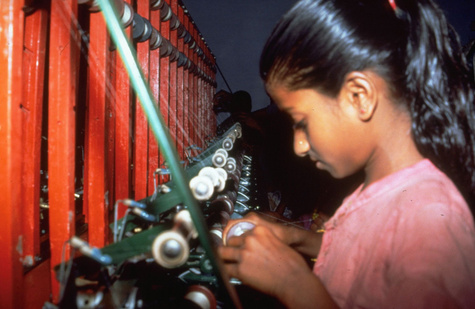 Indien: Mädchen in einer Spinnerei