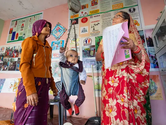 Indisches Baby wird bei der Kinderärztin gewogen