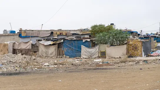 Izquierda: Asentamiento informal de refugiados en las afueras de Erbil. 