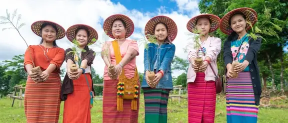 Seis mujeres jóvenes con plantas