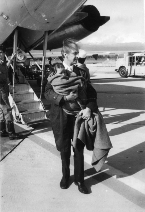Edmond Kaiser mit einem verletzten Kind auf dem Rollfeld. Das Foto stammt aus dem Jahr 1968.