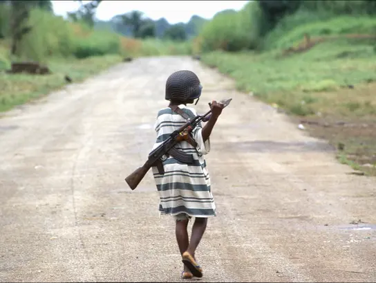 Ein Kind mit einer Waffe