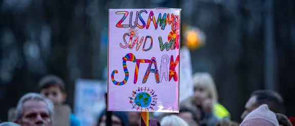 Das Bild zeigt eine Demonstration in Berlin gegen Rechtsextremismus. Fotorechte: Nici Wegener