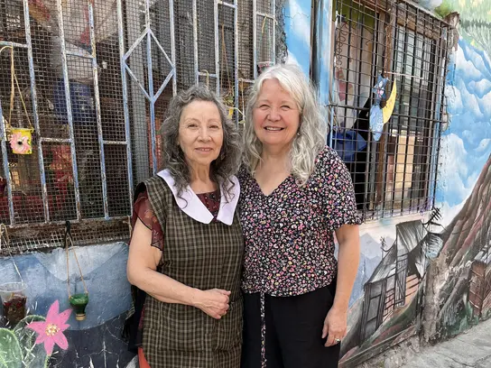 Rosani Lagos (links) und Valentina Campos leiten den Kindergarten »Nuestra Señora de la Victoria«, zu dem täglich etwa 80 Kinder kommen.