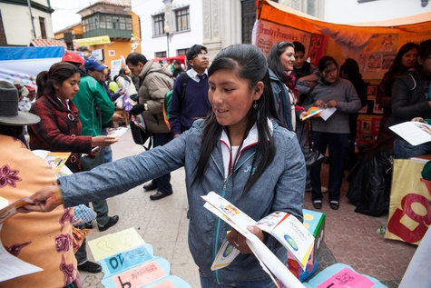 Christina von der Organisation arbeitender Kinder in Bolivien CONATSOP informiert in der Stadt Potosí über die Kinderrechte