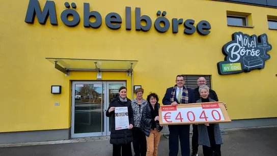 Scheckübergabe an Terre des Hommes Dortmund vor EDG Möbelbörse