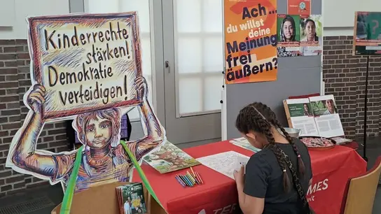 Das Foto zeigt ein Mädchen beim Mädchentag der Gruppe Delmenhorst-Ganderkesee in Delmenhorst