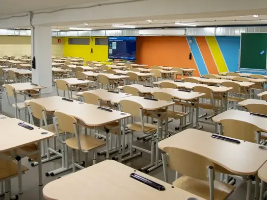 Ein großer, leerer Klassenraum