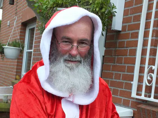 Der Weihnachsmann mit einem goldenen Buch