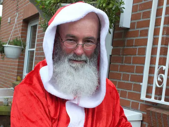 Der Weihnachsmann mit einem goldenen Buch