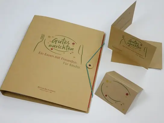 Das Bild zeigt das Materialpaket zur Aktion Gutes anrichten