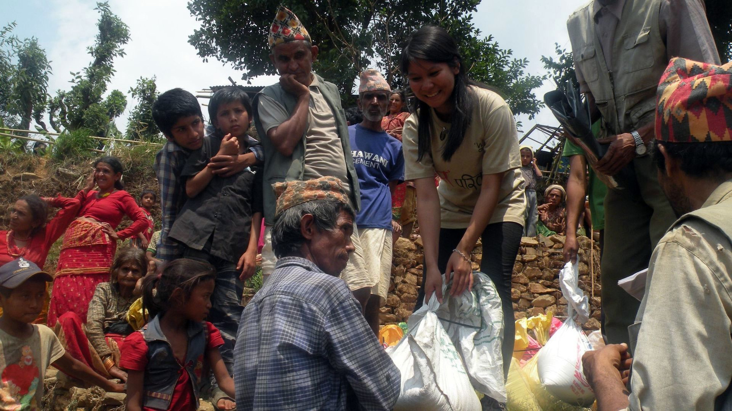 Hai Ha bei der Lebensmittelverteilung in Kathmandu