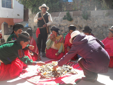 Dorfbewohner sitzen bei einem Treffen zusammen