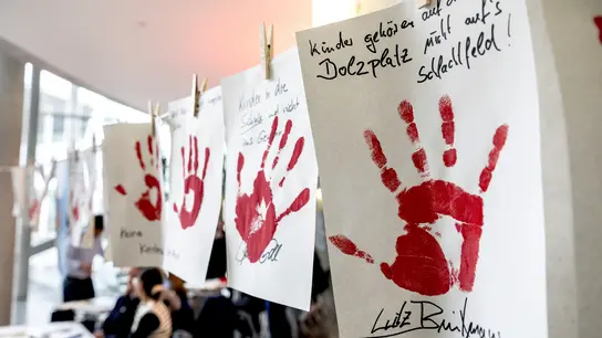 ...ihren Roten Handabdruck als Zeichen des Protestes ab.