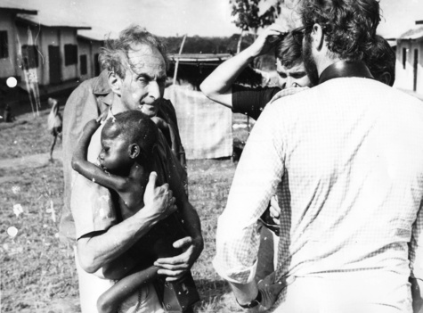 Edmond Kaiser mit Helfern in Biafra, auf seinen Armen ein stark unterernährtes Kind. Das Foto stammt aus dem Jahr 1968.