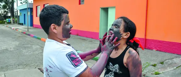 Brasilien: Kinder spielen zusammen und bemalen sich die Gesichter.