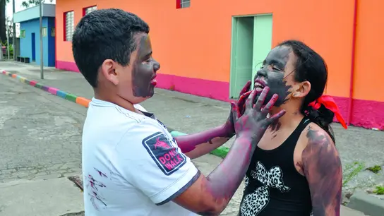 Brasilien: Kinder spielen zusammen und bemalen sich die Gesichter.