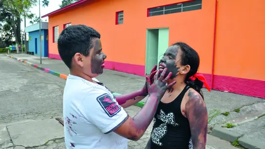 Brasilien: Kinder spielen zusammen und bemalen sich die Gesichter.