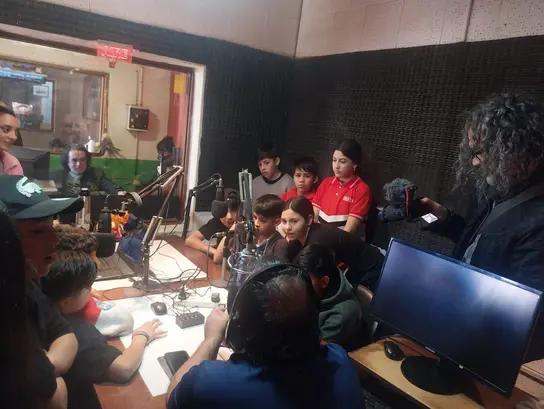 Kinder sind in einem Tonstudio bei einer Aufnahme zu sehen