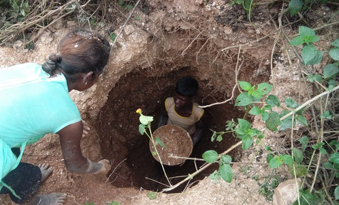 Harte und risikoreiche Arbeit: Kinder beim Abbau des Minerals Mica