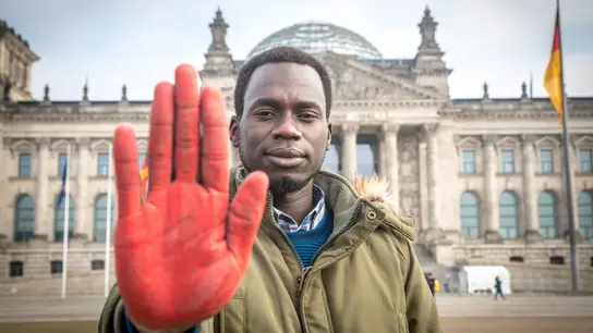 Aktion mit Roten Händen vor dem Reichstag; INNOCENT OPWONYA, ehemaliger Kindersoldat 
