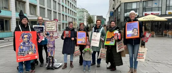 Das Bild zeigt die Kölner Terre des Hommes Gruppe bei einer Aktion anlässlich des Aktionstags 2024 in der Kölner Fußgängerzone