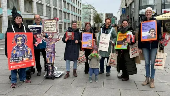 Das Bild zeigt die Kölner Terre des Hommes Gruppe bei einer Aktion anlässlich des Aktionstags 2024 in der Kölner Fußgängerzone