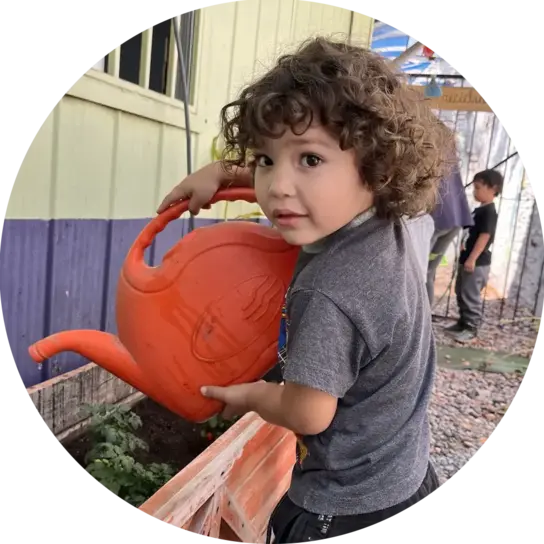 Niño con regadera, Chile