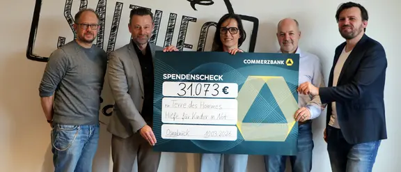 Delikatessen Manufaktur Bedford übergibt Terre des Hommes einen Scheck über 31.073 Euro