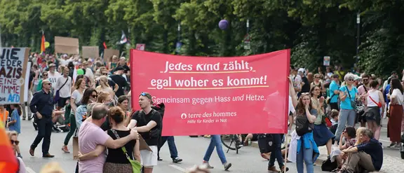 Das Bild zeigt Teilnehmer*innen von Terre des Hommes bei einer Demo in Berlin 2024