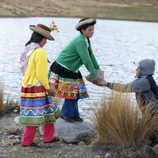 | © F. Kopp Con el conocimiento tradicional contra el cambio climático: el agua de lluvia se almacena en estanques en Perú.