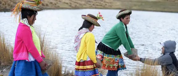 Con el conocimiento tradicional contra el cambio climático: el agua de lluvia se almacena en estanques en Perú.