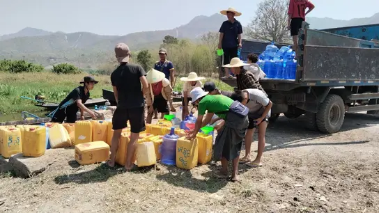 Helfer*innen der Terre des Hommes-Partnerorganisation HIMM verteilen unter anderem Trinkwasser, Nahrungsmittel und Medikamente.