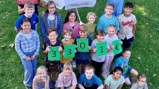 Das Bild zeigt Schüler*innen der Holte-Grundschule und Aktive der Terre des Hommes-Gruppe Dortmund