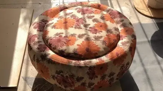 Alte Möbelstücke aufpolieren: Auch die Tische und Hocker aus Havals Workshop können sich sehen lassen.