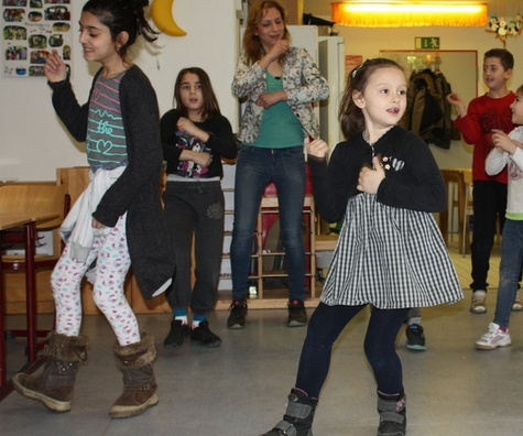 Das Mädchen Judica tanzt mit anderen Kindern und Jugendlichen