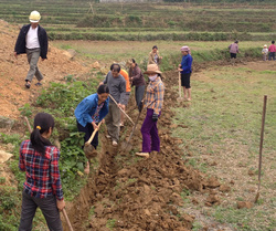Dorfbewohner helfen bei den Bauarbeiten