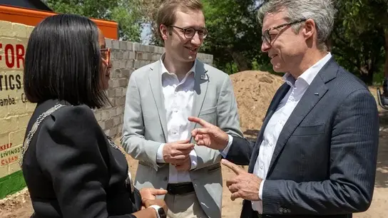 Joshua Hofert und Bernhard Simon im Gespräch mit der Bürgermeisterin von Livingstone