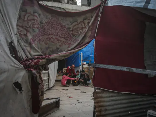 Los pocos lugares que aún ofrecen algo de protección se están adaptando con soluciones improvisadas para la vida cotidiana.