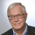 Kontaktbild als Portrait von Kurt Lehberger von der Arbeitsgruppe Mainz. Graue Haare, Brille, blaues Hemd und Lederjacke.